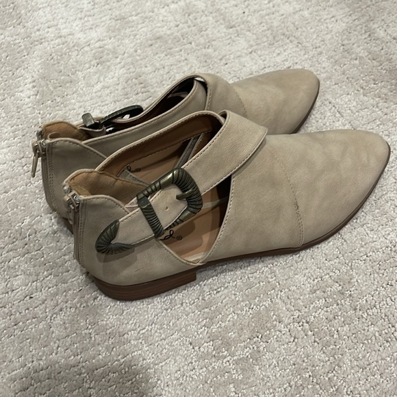 Qupid zip up shoes. Size 8.5 - Picture 2 of 8